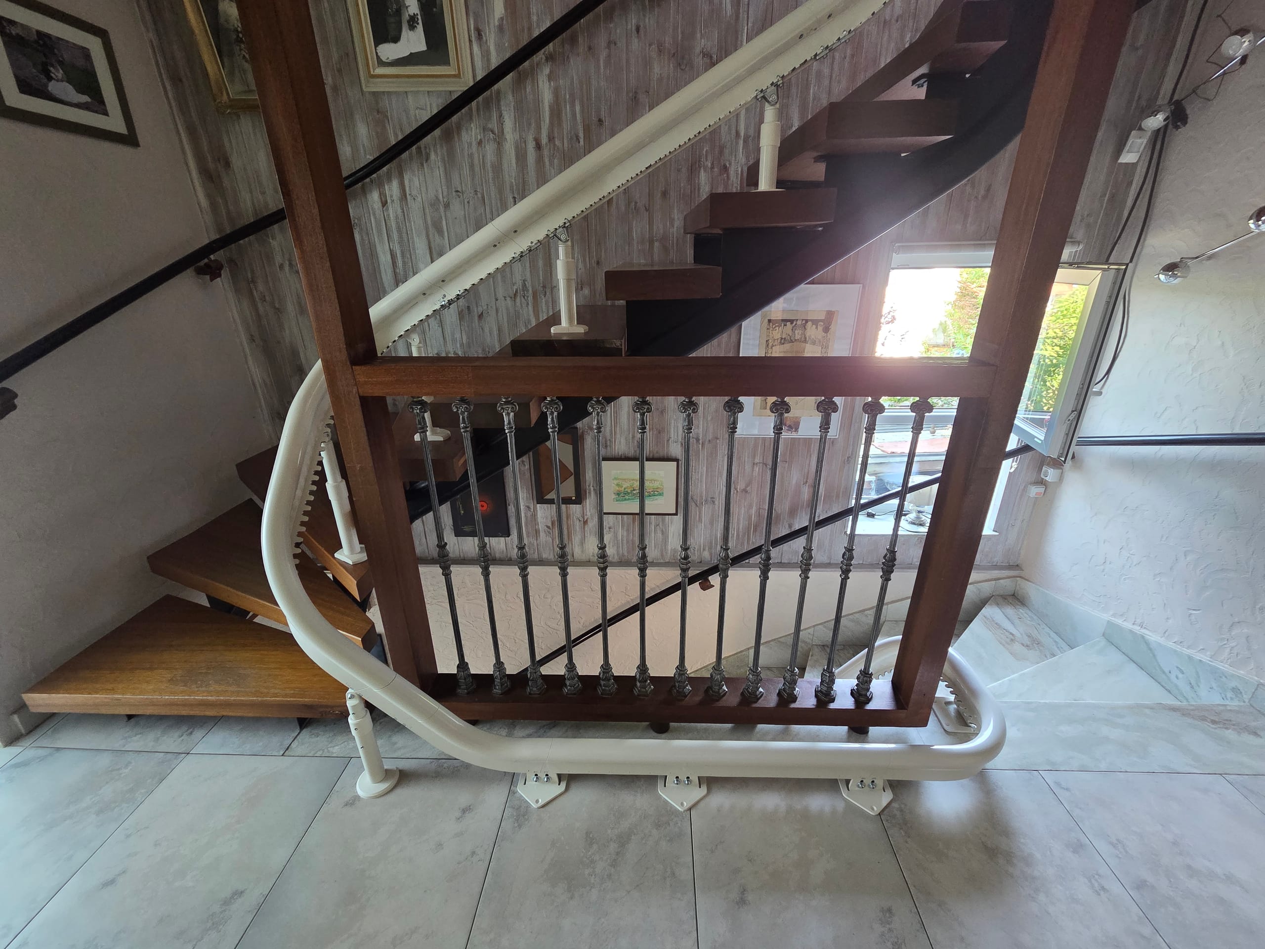 Monte-escalier Otolift Modul'Air Smart sur escalier en marbre à Tétange