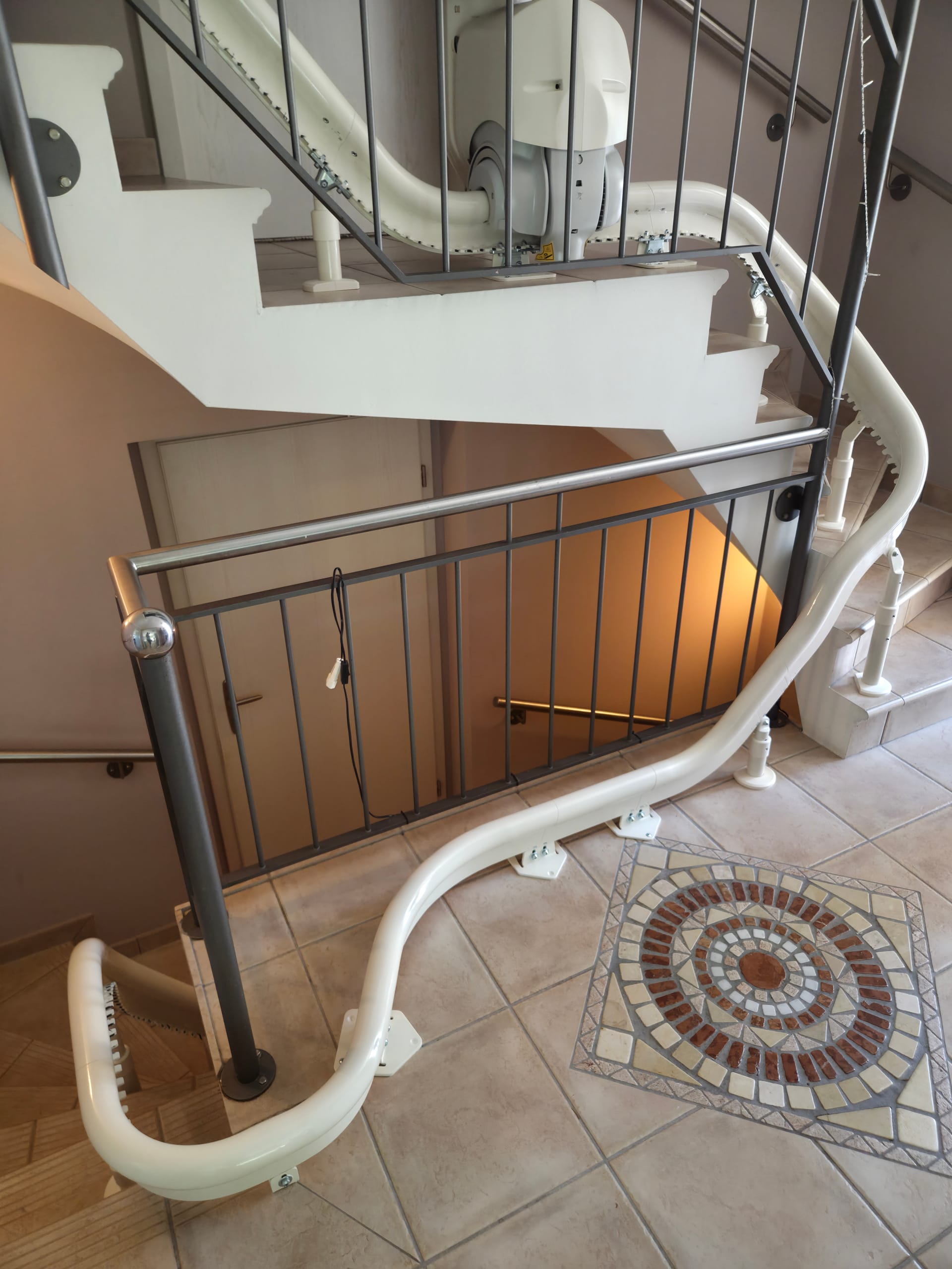 Monte-escalier Otolift Modul'Air Smart sur escalier courbé multi-niveaux à Fouhren