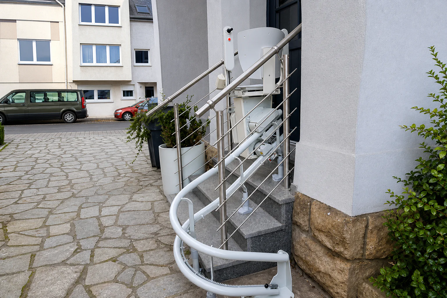 Monte-escalier extérieur au Luxembourg : accéder au jardin en toute sécurité