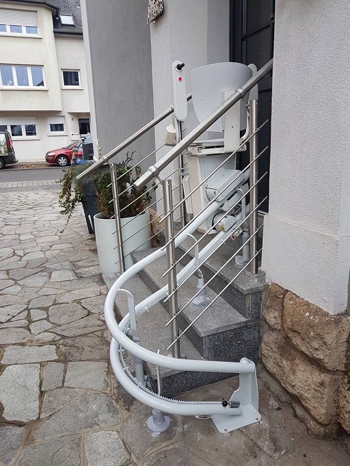 Monte-escalier extérieur au Luxembourg : accéder au jardin en toute sécurité