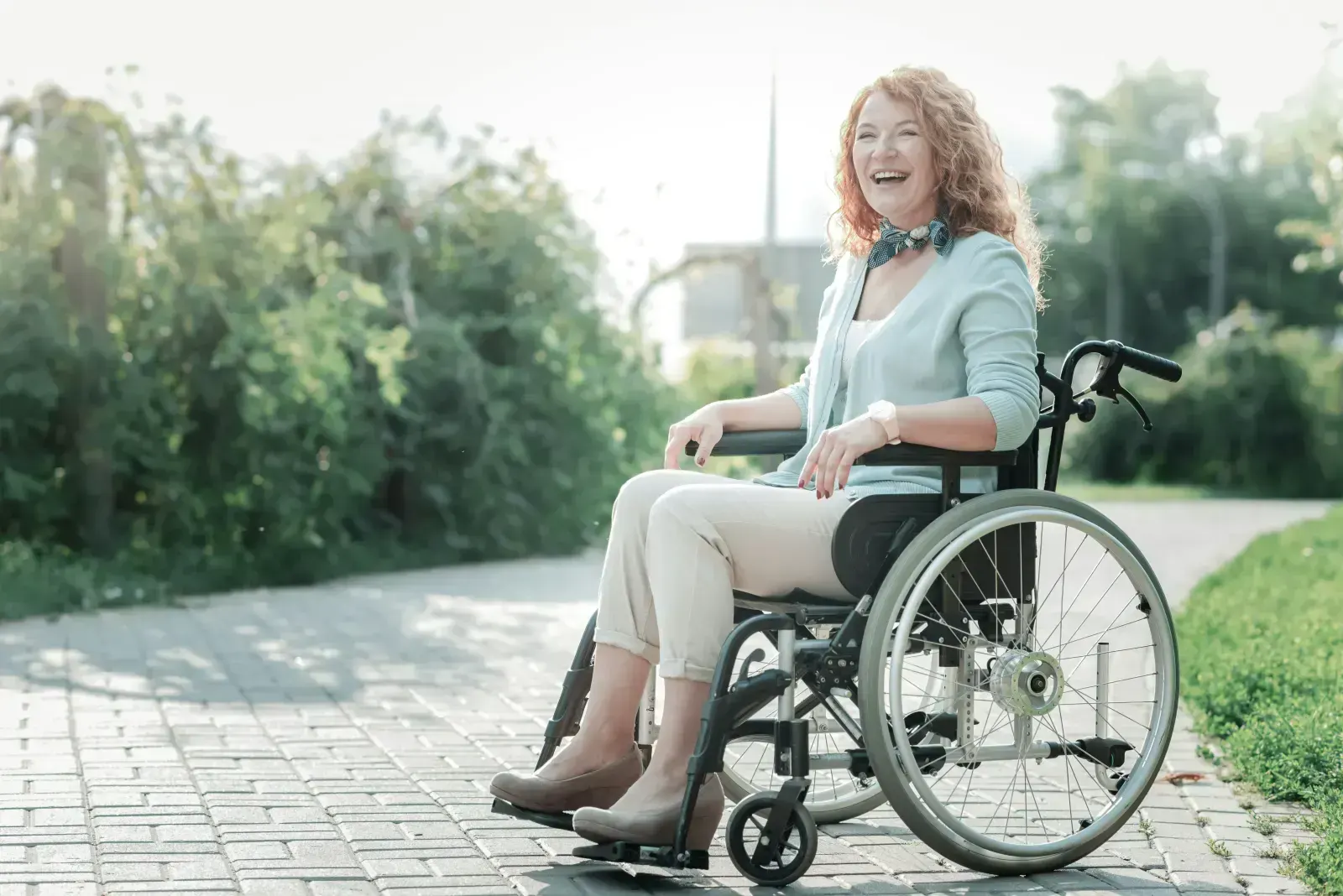 Personne en fauteuil roulant utilisant un ascenseur à plateforme pour franchir un dénivelé